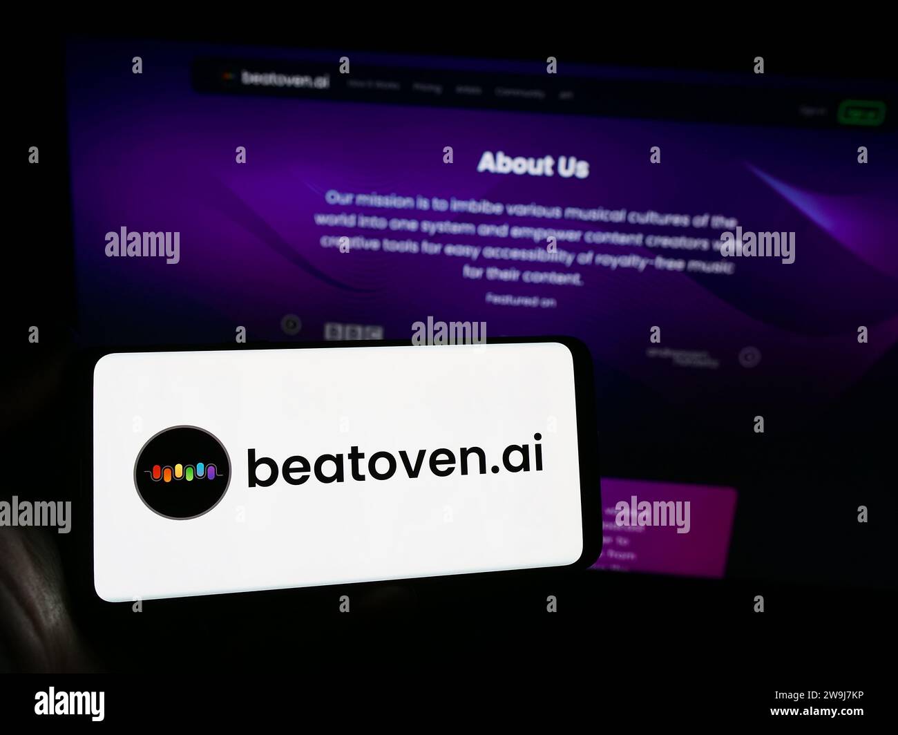 Person, die ein Smartphone mit dem Logo der Firma Beatoven Private Limited für künstliche Intelligenz vor der Website hält. Schwerpunkt auf dem Display des Telefons. Stockfoto