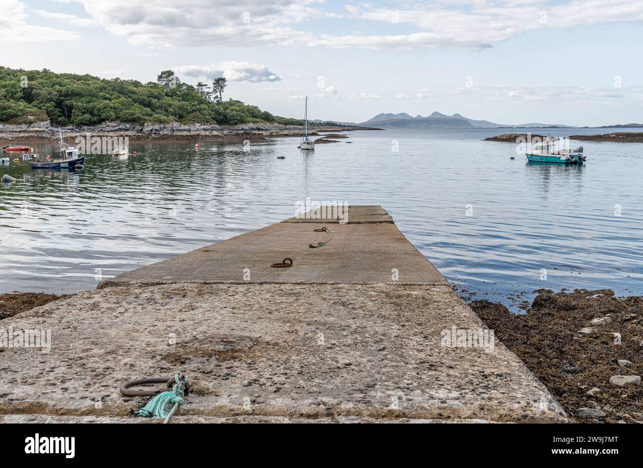 Schlüpfen Sie in Glenuig mit Booten vor Anker am Sound of Arisaig, Highlands, Schottland Stockfoto