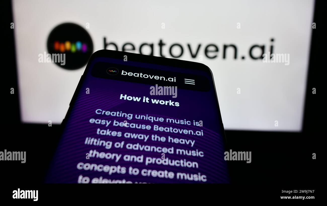 Mobiltelefon mit Website des Unternehmens Beatoven Private Limited für künstliche Intelligenz vor dem Logo. Fokussieren Sie sich oben links auf der Telefonanzeige. Stockfoto