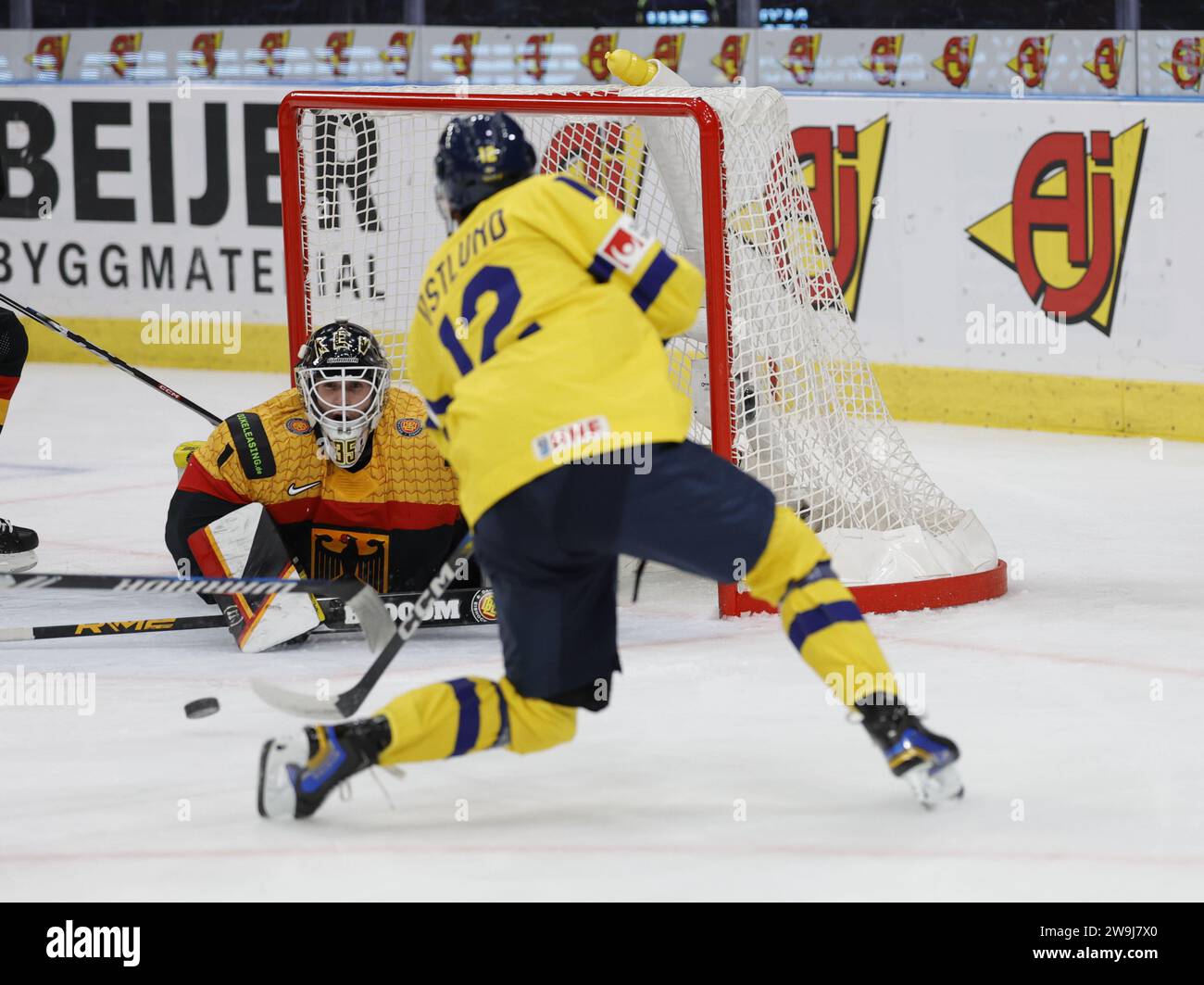 Stockholm 20231228GOTHENBURG, SCHWEDEN 20231228 der Deutsche Matthias Bittner und der schwedische Noah Östlundwährend der IIHF Juniorenweltmeisterschaft Gruppe A IC Stockfoto