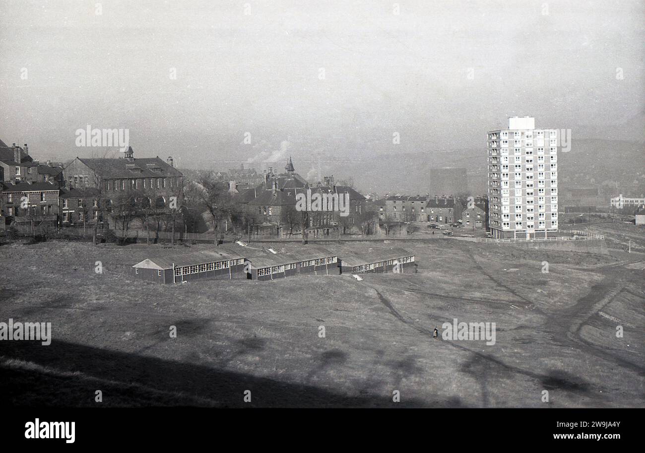 Historische Aussicht aus den 1970er Jahren von der Spitze des Hügels in Sheffield, einer Stahl- und Industriestadt in South Yorkshire, England, mit einem modernen Wohnturm aus Hochhäusern, der sich von der düsteren Stadtlandschaft abhebt. Stockfoto
