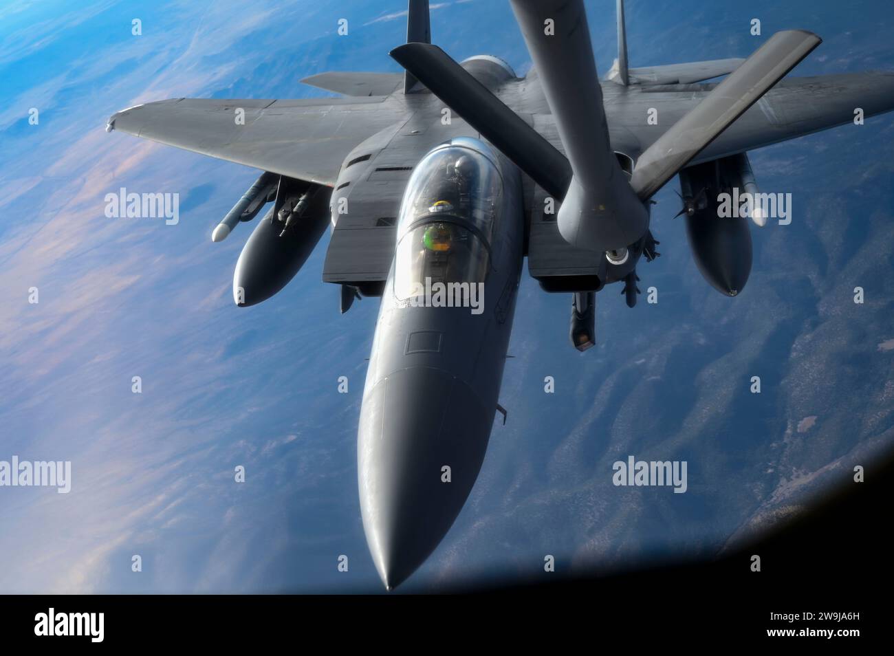 Nellis Air Force Base, Usa. 12. Dezember 2023. Ein F-15E Strike Eagle Kampfflugzeug der US Air Force wird während des Weapons Integration Courses über der Nevada Test and Training Range am 12. Dezember 2023 über der Nellis Air Force Base, Nevada, mit einem USAF KC-135 Stratotanker betankt. Quelle: SRA Haiden Morris/Planetpix/Alamy Live News Stockfoto