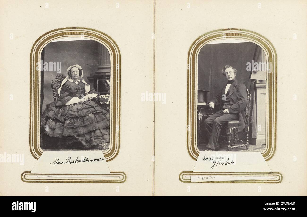 Carte-de-Visite Album der Familie Boelen, um 1860 - um 1880 Album mit 34 Cartes-de-Vision einfügen, und 1 zusätzliches Kabinettfoto, mit Porträts von Mitgliedern der Familie Boelen. Papier. Pappe. Leder. Messing (Legierung). Albumendruck aus Textilmaterialien Stockfoto