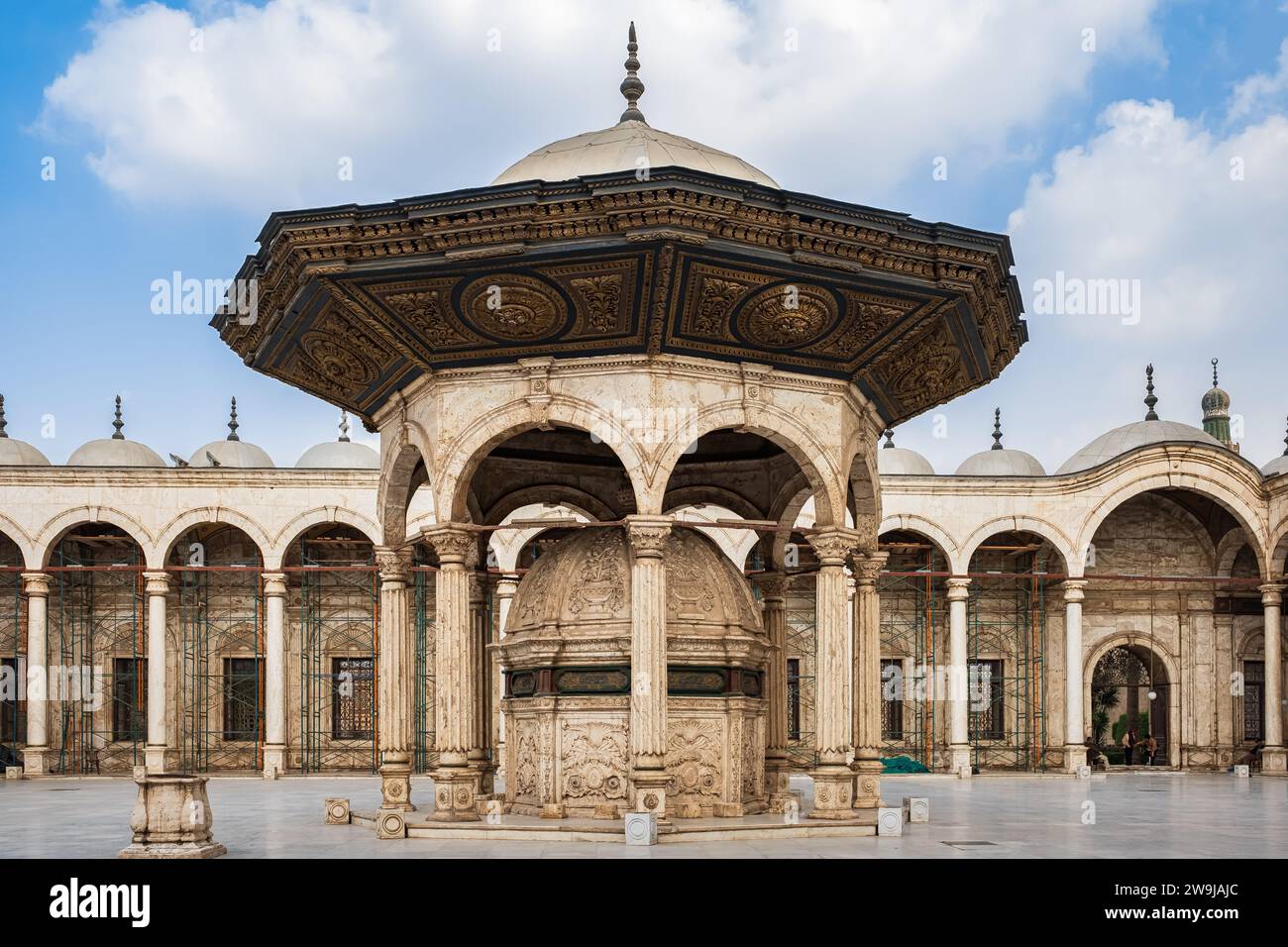 Die große Moschee von Muhammad Ali Pascha, mit blauem Himmel auf dem Hintergrund, Kairo, Ägypten. Die Architektur der Saladin-Moschee, besser bekannt als Mohammed Ali. Trav Stockfoto