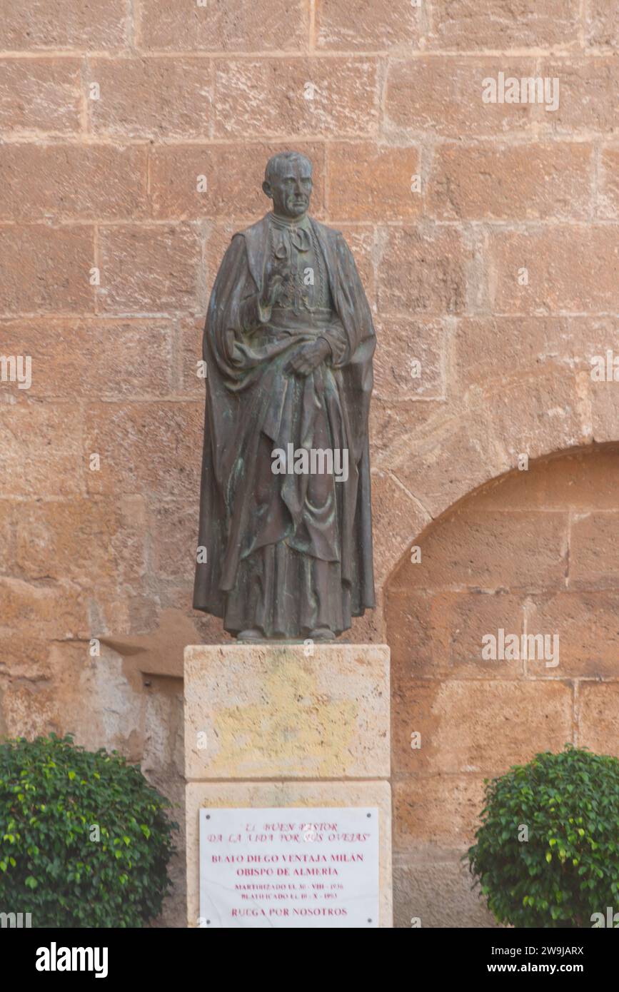 ALMERIA, SPANIEN - 11. DEZEMBER 2023 Eine Skulptur, die den spanischen katholischen Bischof der Stadt Almeria, Diego Jose Paulino Advantage Mailand, Mord darstellt Stockfoto