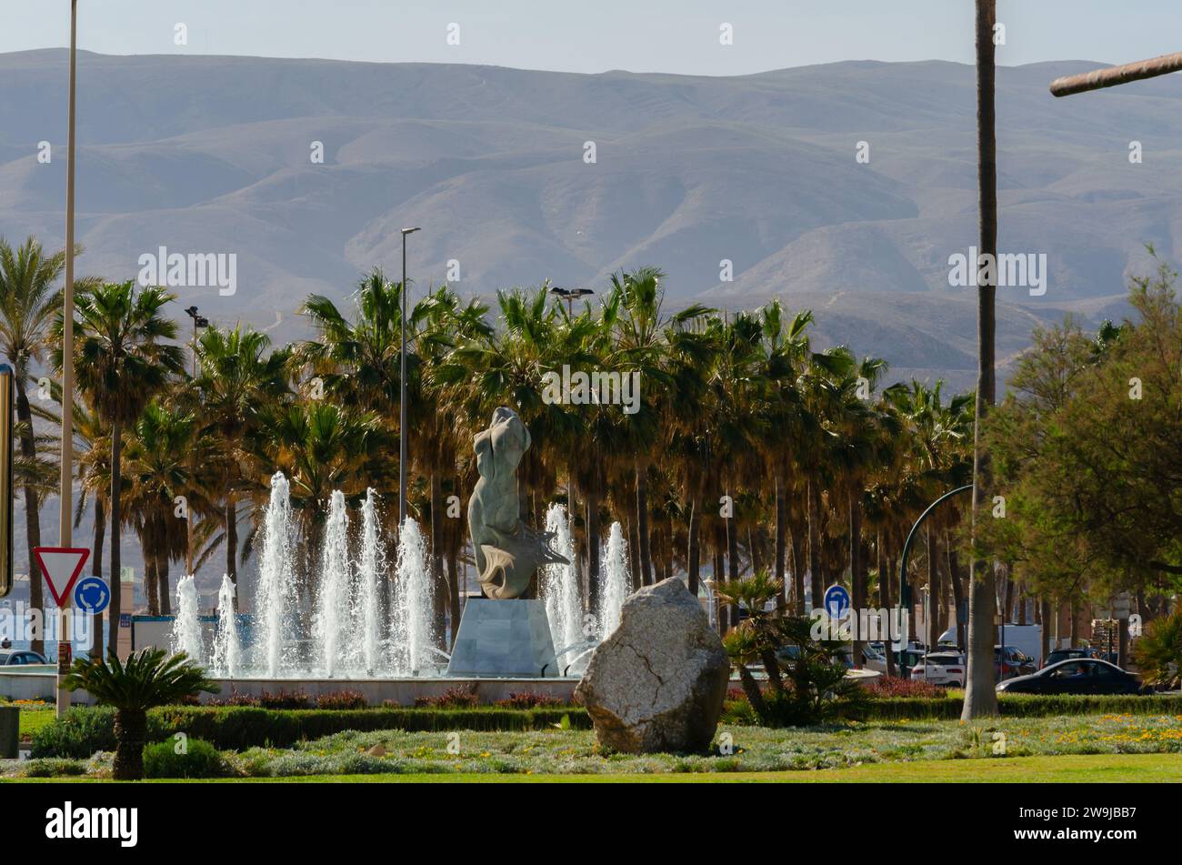 ALMERIA, SPANIEN - 28. MÄRZ 2023 der Sirenenbrunnen, am Kreisverkehr der Avenue Cabo de Gata und der Avenue Mediterranean, in der Nähe des Maestro Padilla Stockfoto