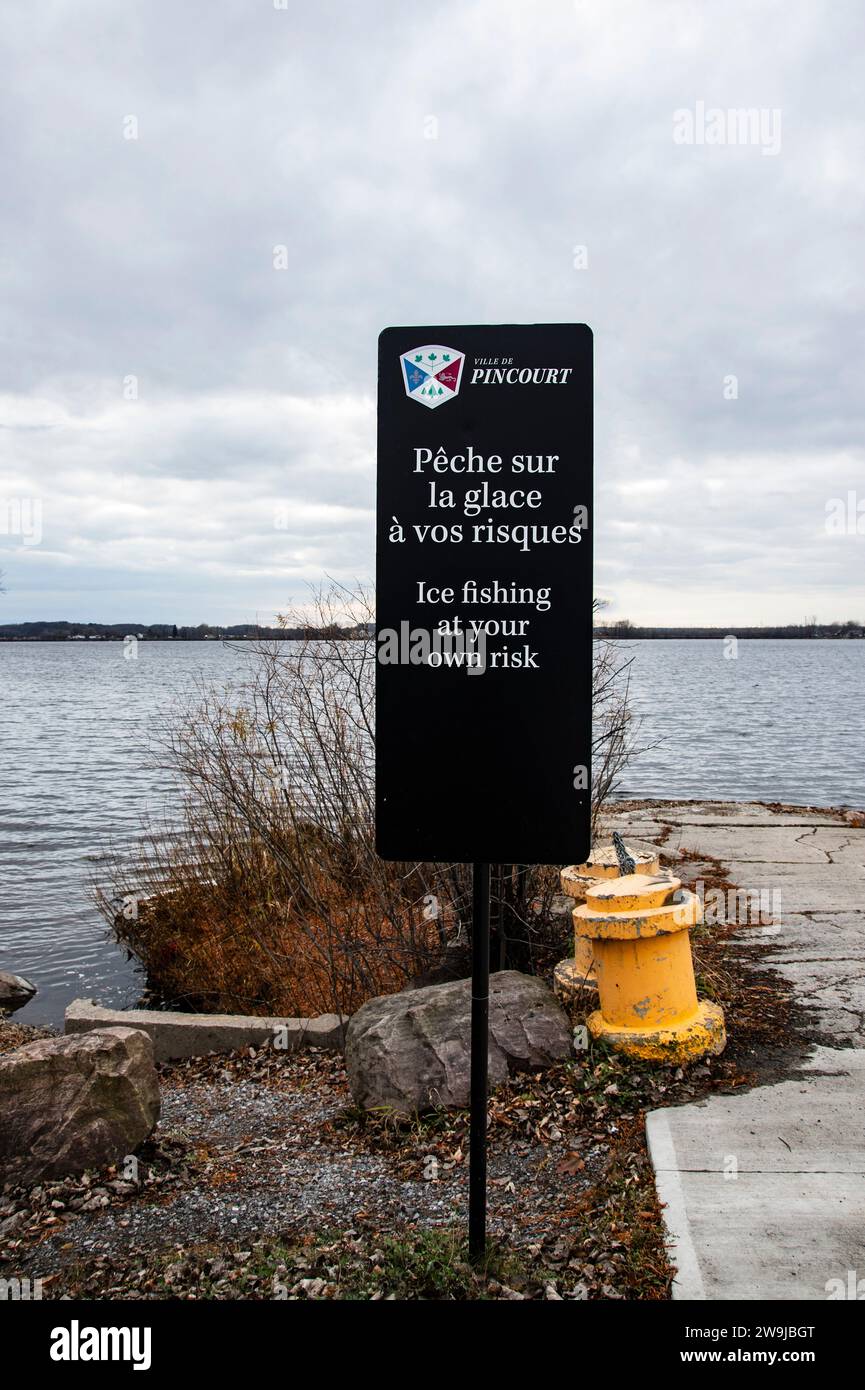 Schild zum Eisangeln auf eigene Gefahr im Bellevue Park in Pincourt, Quebec, Kanada Stockfoto