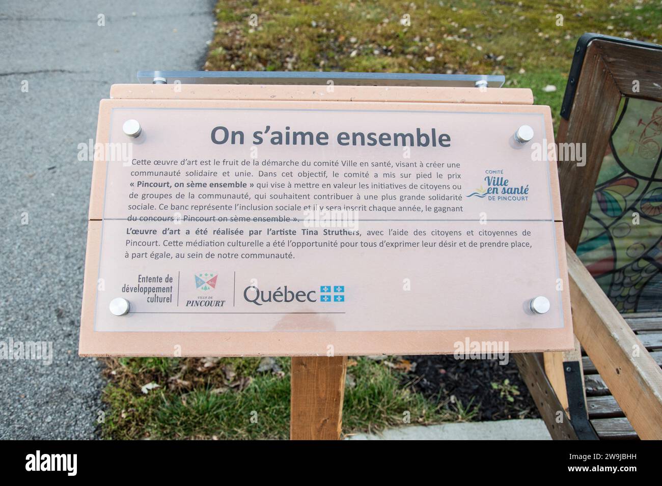 Wir lieben uns zusammen und unterschreiben auf Holzbänken im Bellevue Park in Pincourt, Quebec, Kanada Stockfoto