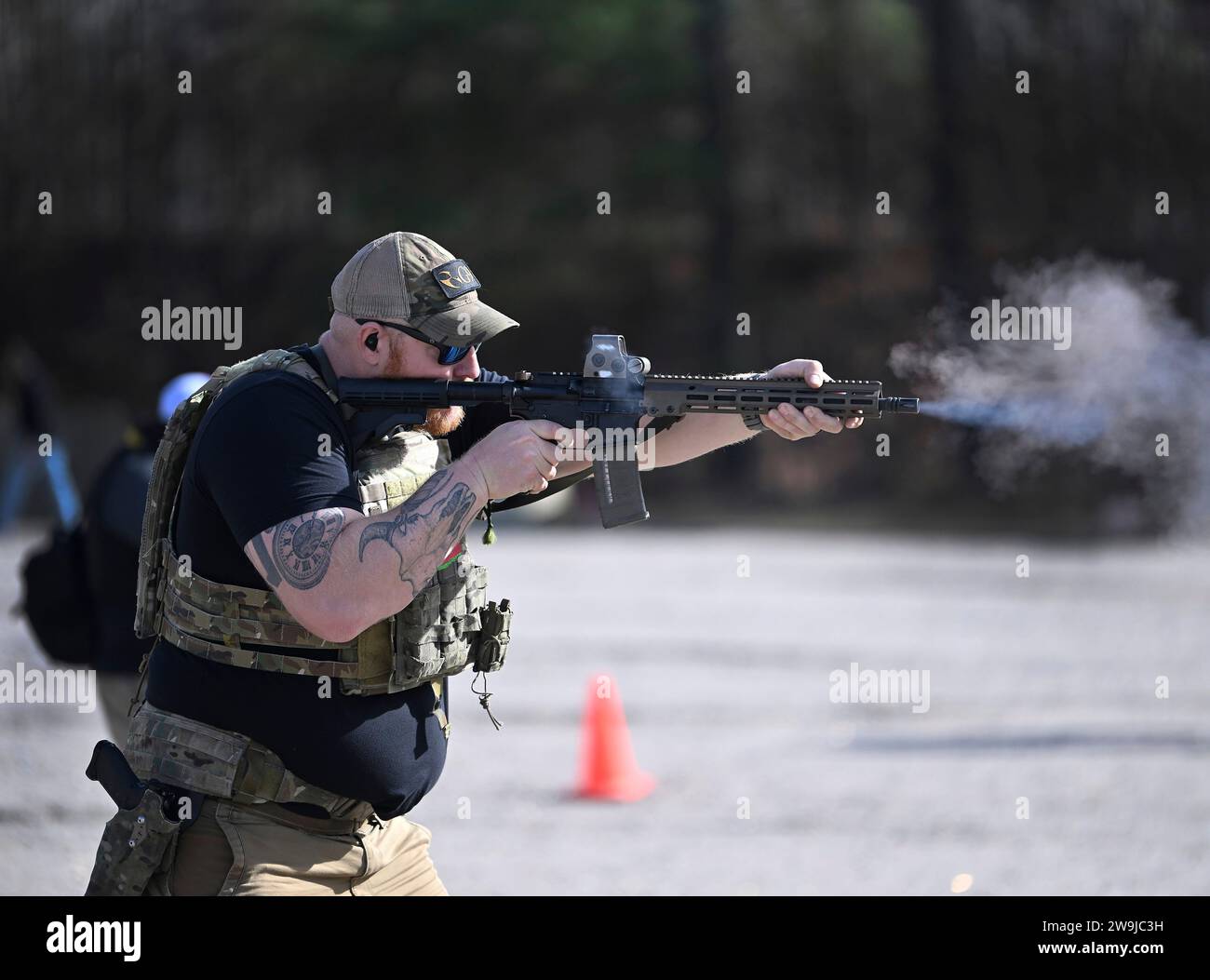 Fayetteville, Vereinigte Staaten von Amerika. 13. Dezember 2023. Der ehemalige NFL-Fußballspieler Ryan Miller feuert während des Trainings ein Gewehr auf ein Ziel ab, bevor er 2023 an der Green Beret Celebrity Tactical Challenge im John F. Kennedy Special Warfare Center Miller Training Complex in Fort Liberty, 13. Dezember 2023, Fayetteville, North Carolina, teilnahm. 14 Prominente haben sich mit Green Berets zusammengetan, um an dem jährlichen Shooting Event teilzunehmen. Quelle: K. Kassens/US Army Photo/Alamy Live News Stockfoto