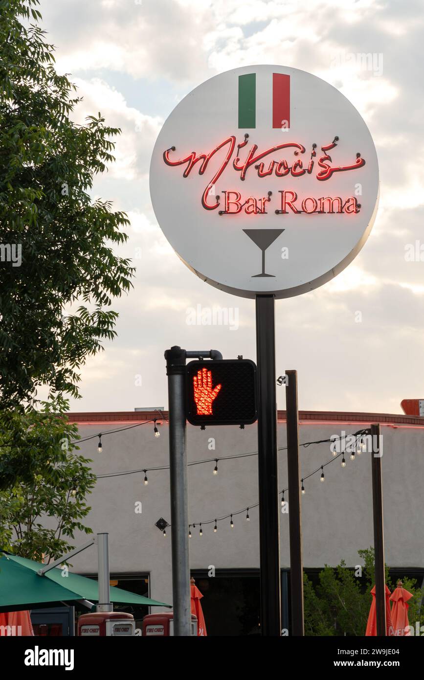 Rundes Neonschild an einer Stange für M'tucci's Bar Roma, ein italienisches Restaurant an der Central Avenue im Nob Hill District, Albuquerque, New Mexico, USA. Stockfoto