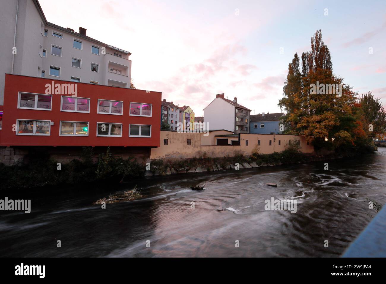 12.10.2017 Hagen Märkischer Ring Ecke am Hohen Graben kleine Brücke über den Fluss Volme *** 12 10 2017 Hagen Märkischer Ring Ecke hoher Graben kleine Brücke über die Volme Stockfoto