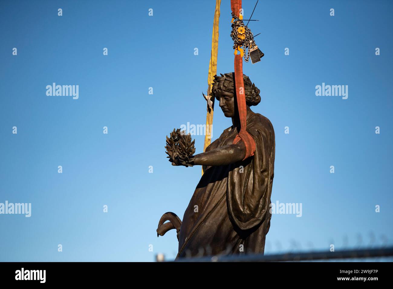 Arlington, Vereinigte Staaten von Amerika. Dezember 2023. Am 20. Dezember 2023 in Arlington, Virginia, wurde das Confederate Memorial in Section 16 des Arlington National Cemetery mit einem Gurtband an einem Kran befestigt. Die Gedenkstätte zu Ehren von Mitgliedern der Konföderierten Staaten von Amerika wird in den New Market Battlefield State Historic Park verlegt. Kredit: Elizabeth Fraser/USA Army/Alamy Live News Stockfoto