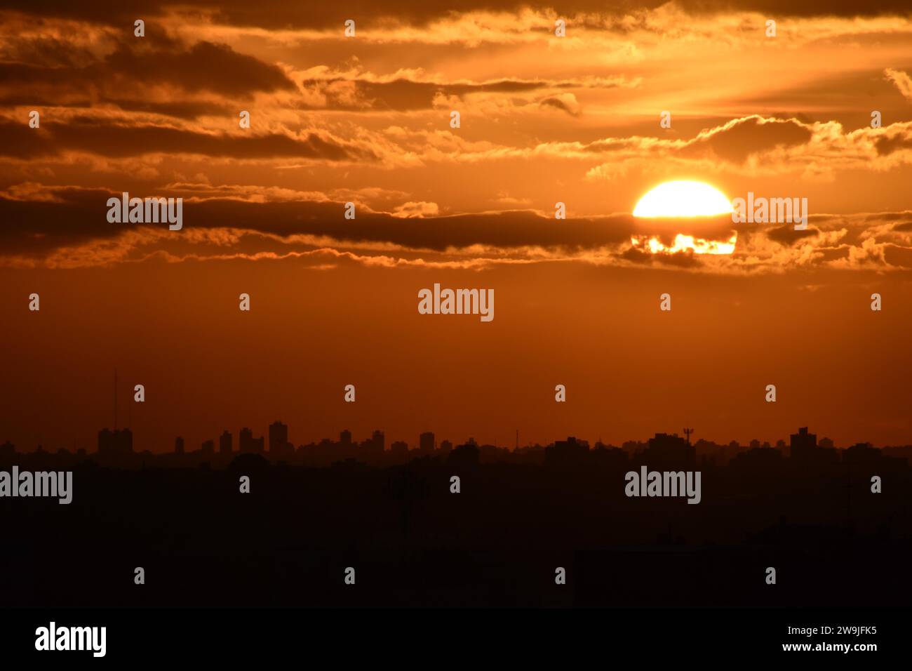 Sonne und Wolken mit Skyline von Buenos Aires bei Sonnenuntergang, symbolisches Bild für Hitze und globale Erwärmung, Buenos Aires, Argentinien, Südamerika Stockfoto