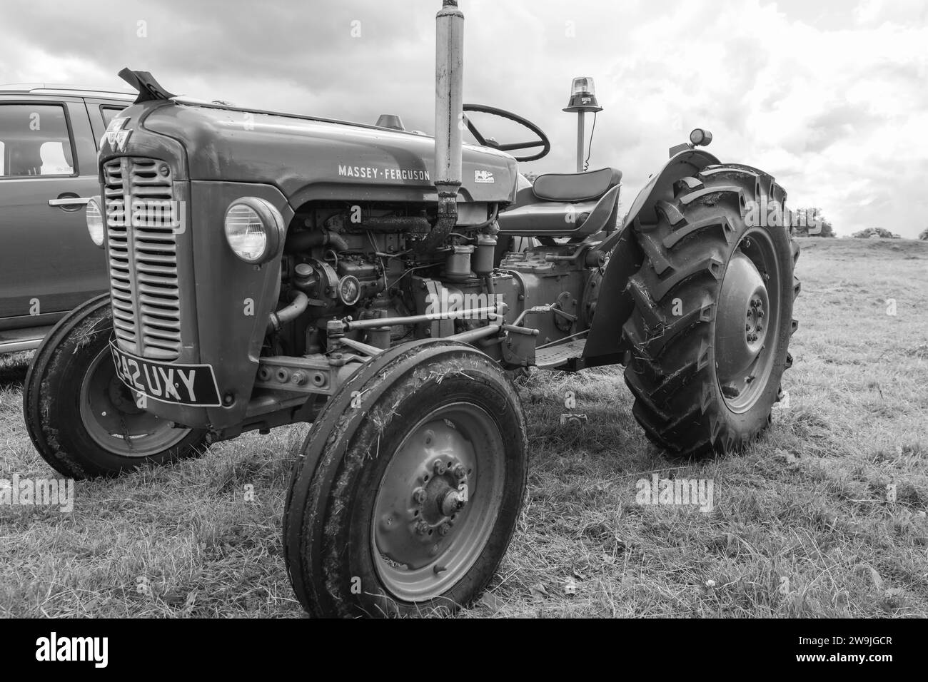 Low Ham.Somerset.United Kingdom.23. Juli 2023.Ein restaurierter Massey Ferguson 35-Traktor ist auf der Somerset Steam and Country Show zu sehen Stockfoto