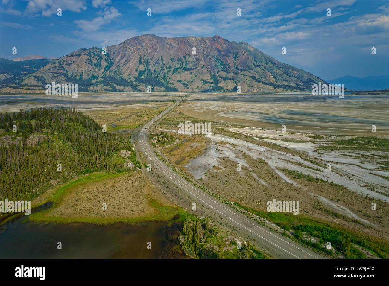 Drohnenbild, Blick auf den Alaska Highway im Slims River Valley im Sommer, hinter Sheep Mountain, Yukon Territory, Kanada Stockfoto