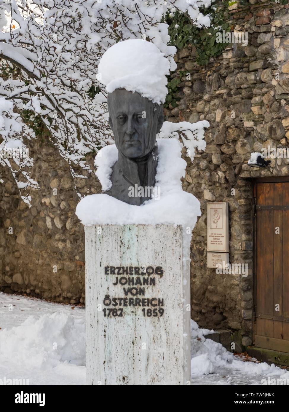 Winteratmosphäre, schneebedecktes Denkmal, Denkmal des Erzherzogs Johann, Peter Tunner Park, Leoben, Steiermark, Österreich Stockfoto