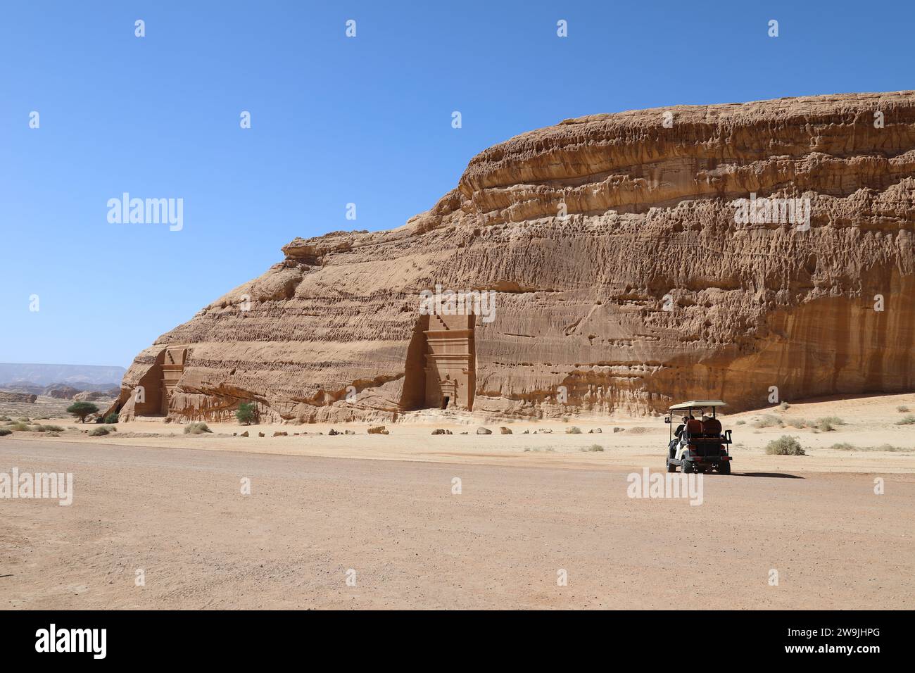 Touristenbuggy in Al Banat auf einer Tour durch Hegra in der Arabischen Wüste Stockfoto