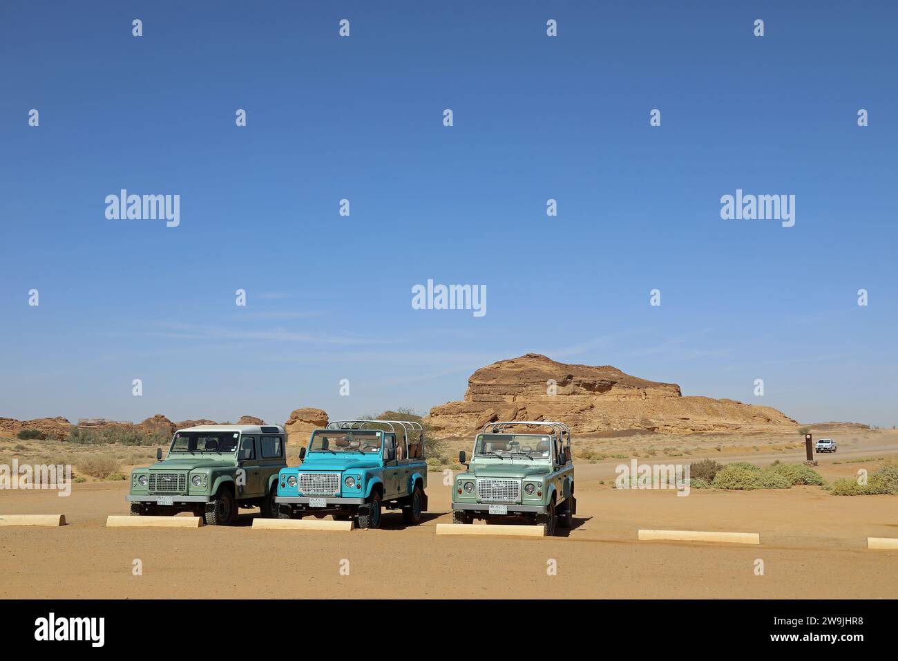 Alte Land Rover im Einsatz für Touristen in Alula in der Arabischen Wüste Stockfoto