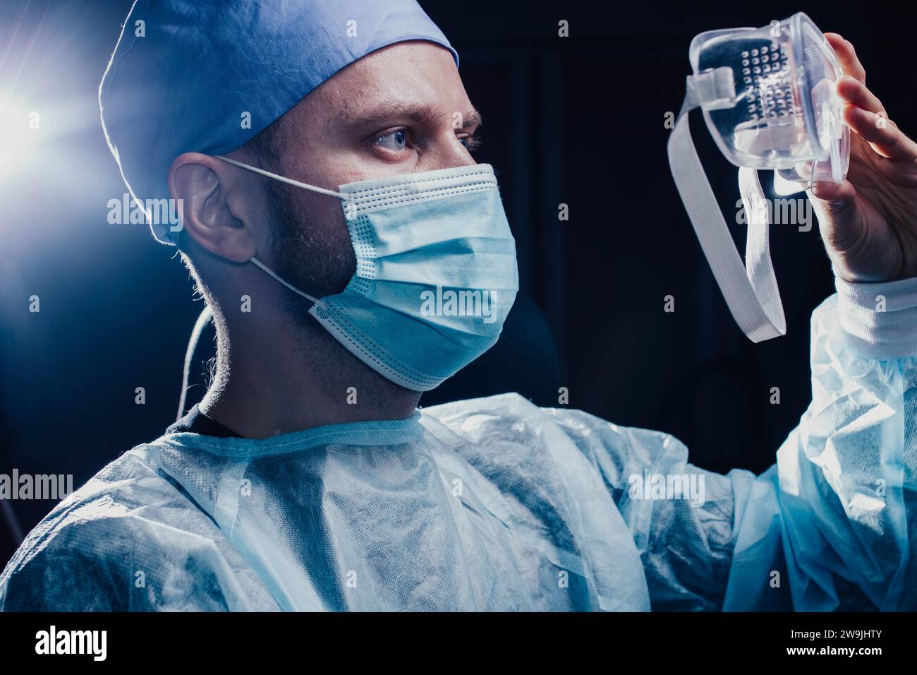 Medizinische Laborassistentin in persönlicher Schutzausrüstung, Einwegmaske, Schutzbrille Stockfoto