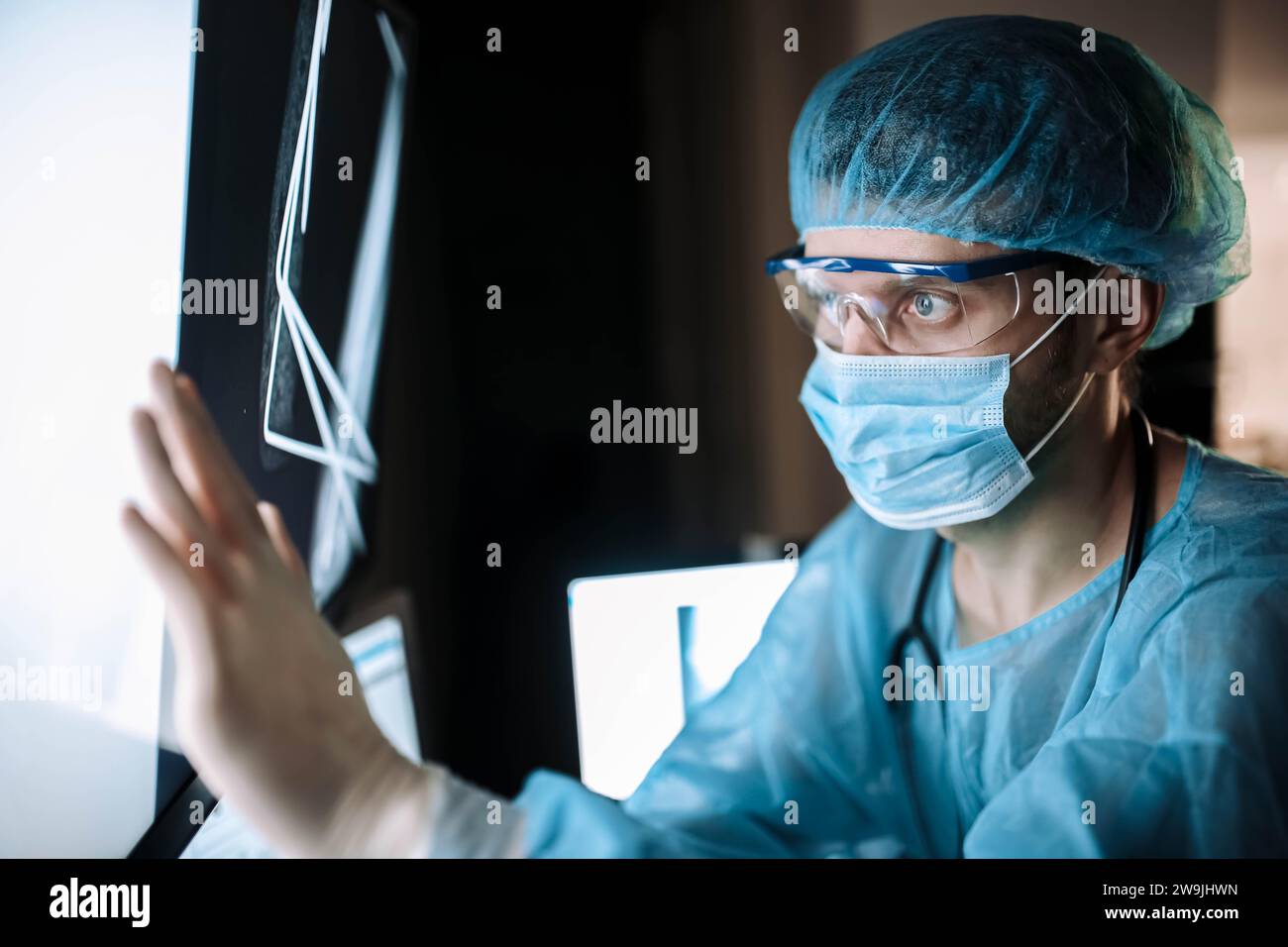 Der Chirurg untersucht Fluorographiebilder auf einem Monitor im OP einer Arztpraxis Stockfoto
