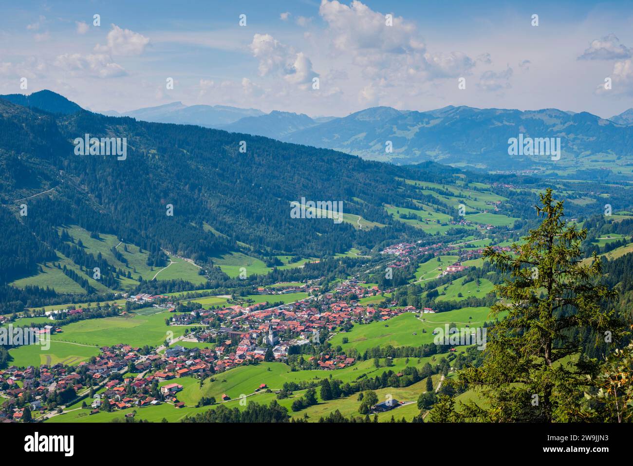 Panorama von Hirschberg, 1456m, ins Ostrachtal mit Bad Hindelang und Imberger Horn, 1656m, Oberallgaeu, Allgaeu, Schwaben, Bayern, Deutschland Stockfoto