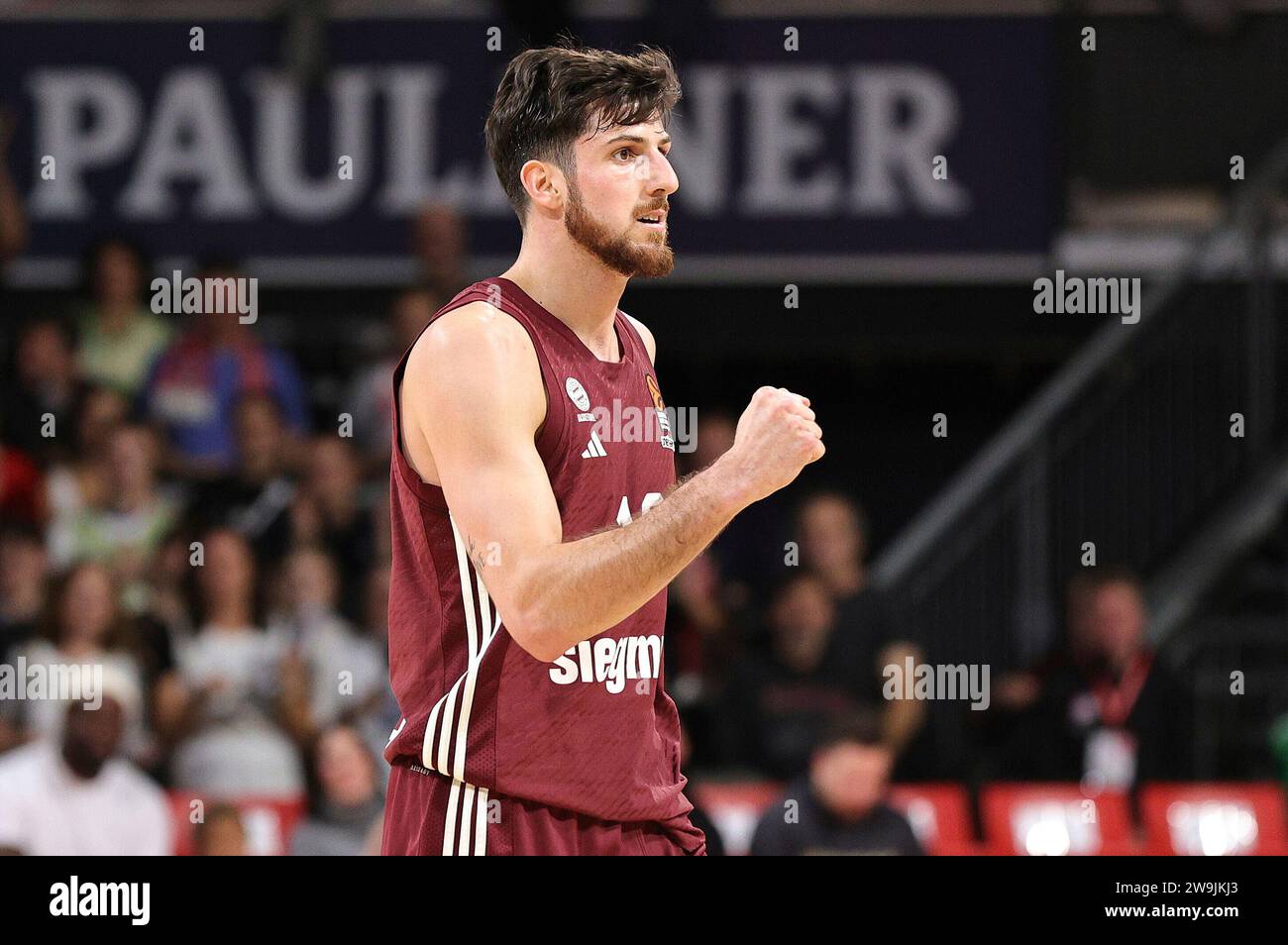 Leandro Bolmaro (Bayern Basketball, #10) Ballt die Faust. GER, FC Bayern Basketball vs. Valenica Basket, Basketball, EuroLeague, Saison 2023/2024, 28.12.2023, Foto: Eibner-Pressefoto/Marcel Engelbrecht Stockfoto