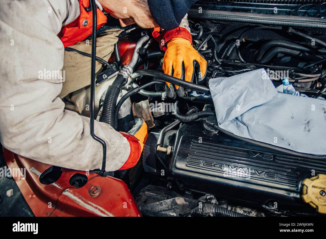 Automotorreparatur durch Automechaniker, Autoreparatur Stockfoto