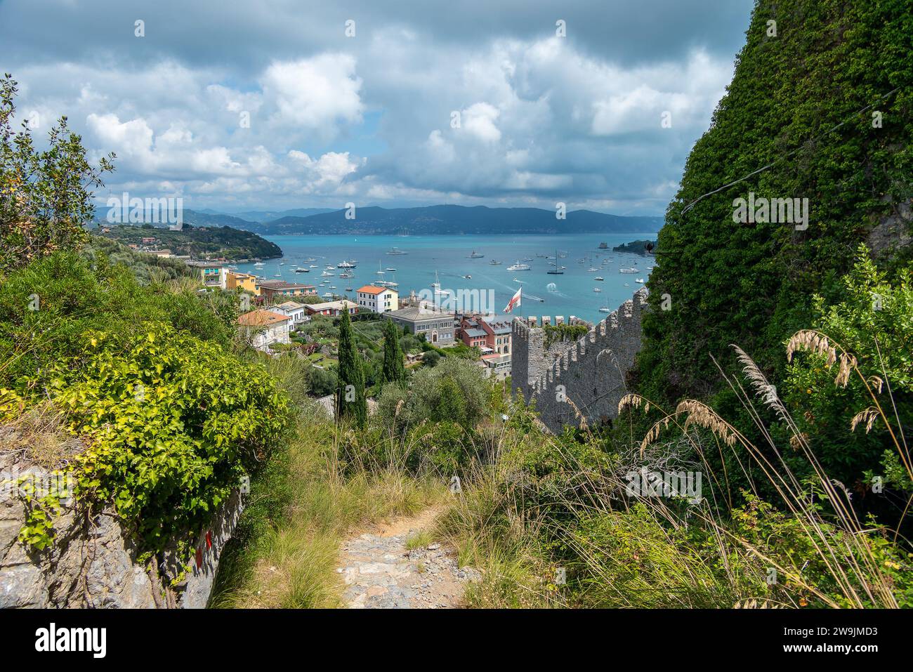 Portovenere, Italien, 30. Juli 2023, Blick auf das Dorf vom Schloss Doria Stockfoto