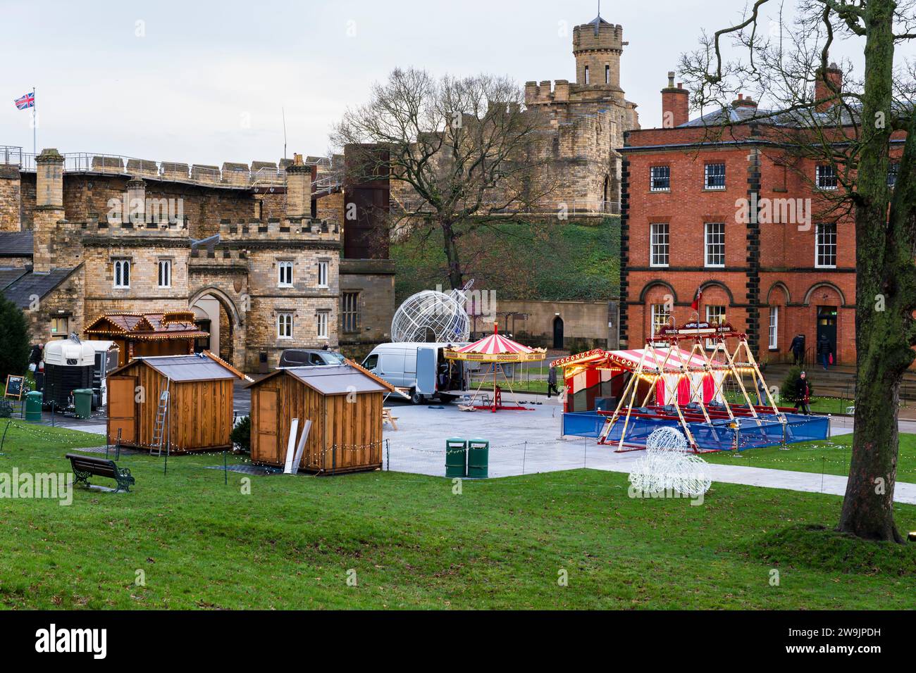 Einrichtung einer Kinderspielmesse auf dem Burggelände in Lincoln City, Lincolnshire, England, Großbritannien Stockfoto