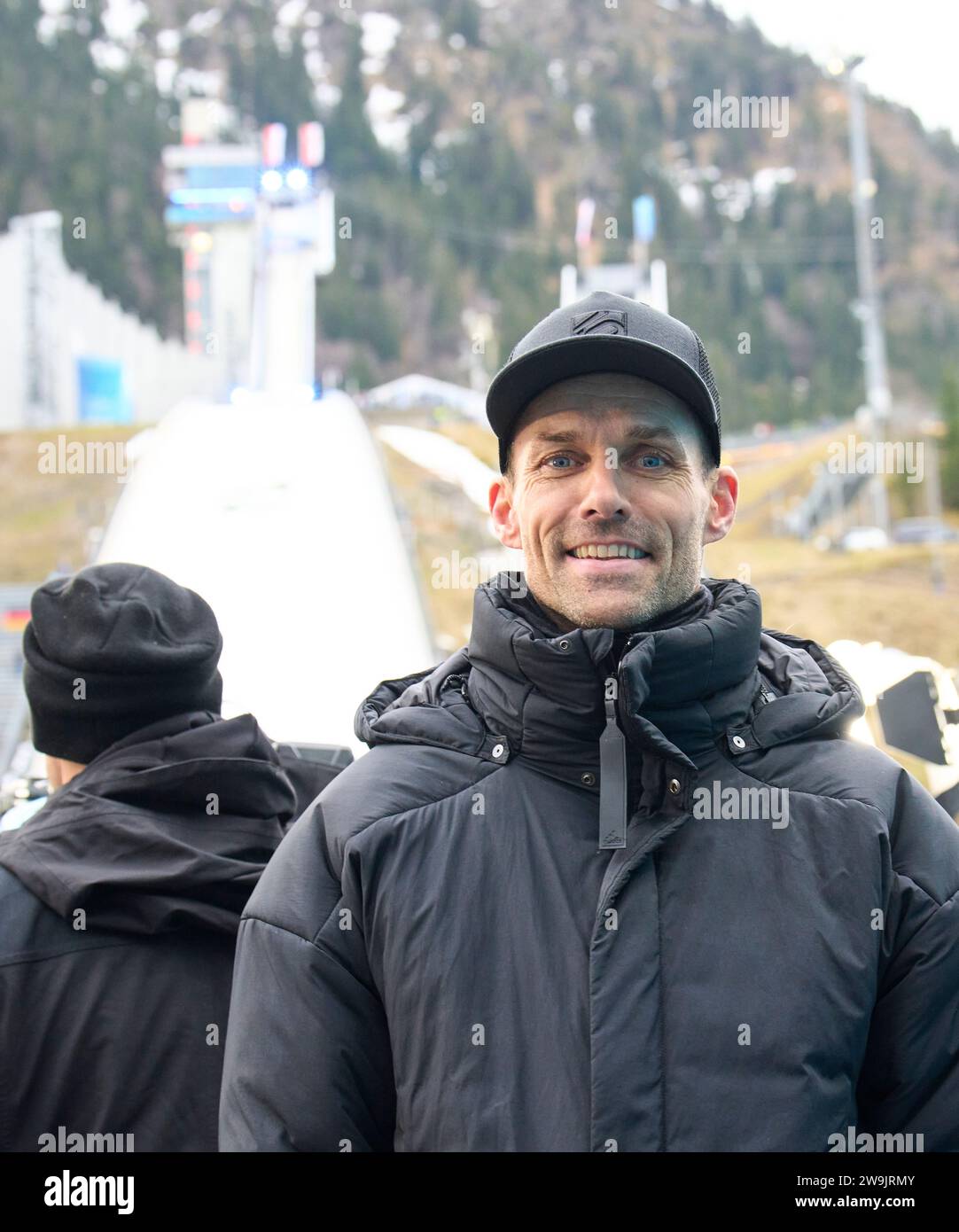 Sven Hannawald, Hanni, ehemaliger Skispringer, jetzt ARD-TV-Experte bei der 71. Vier-Schanzentournier Skispringen am 28. Dezember 2023 in der Schattenbergschanze ORLEN Arena in Oberstdorf, Bayern, © Peter Schatz / Alamy Live News Stockfoto