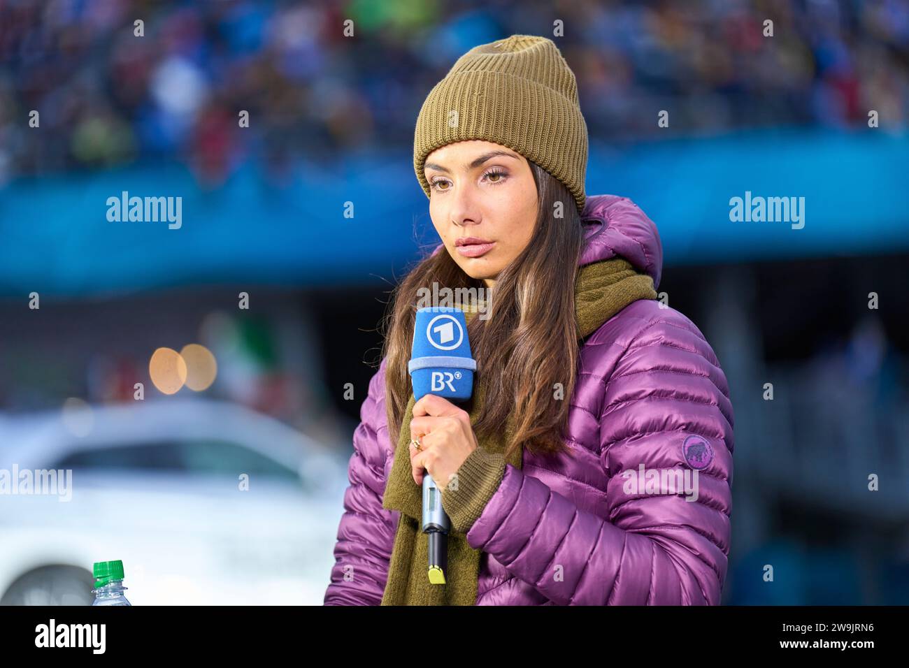 Lea Wagner, Sportmoderatorin ARD Sport Moderatorin, Sportmoderatorin, Journalistin, das erste, Fernsehmoderatorin, TV, auf der 71. Vier-Schanzentournier Skispringen am 28. Dezember 2023 in der Schattenbergschanze ORLEN Arena in Oberstdorf, Bayern, © Peter Schatz / Alamy Live News Stockfoto