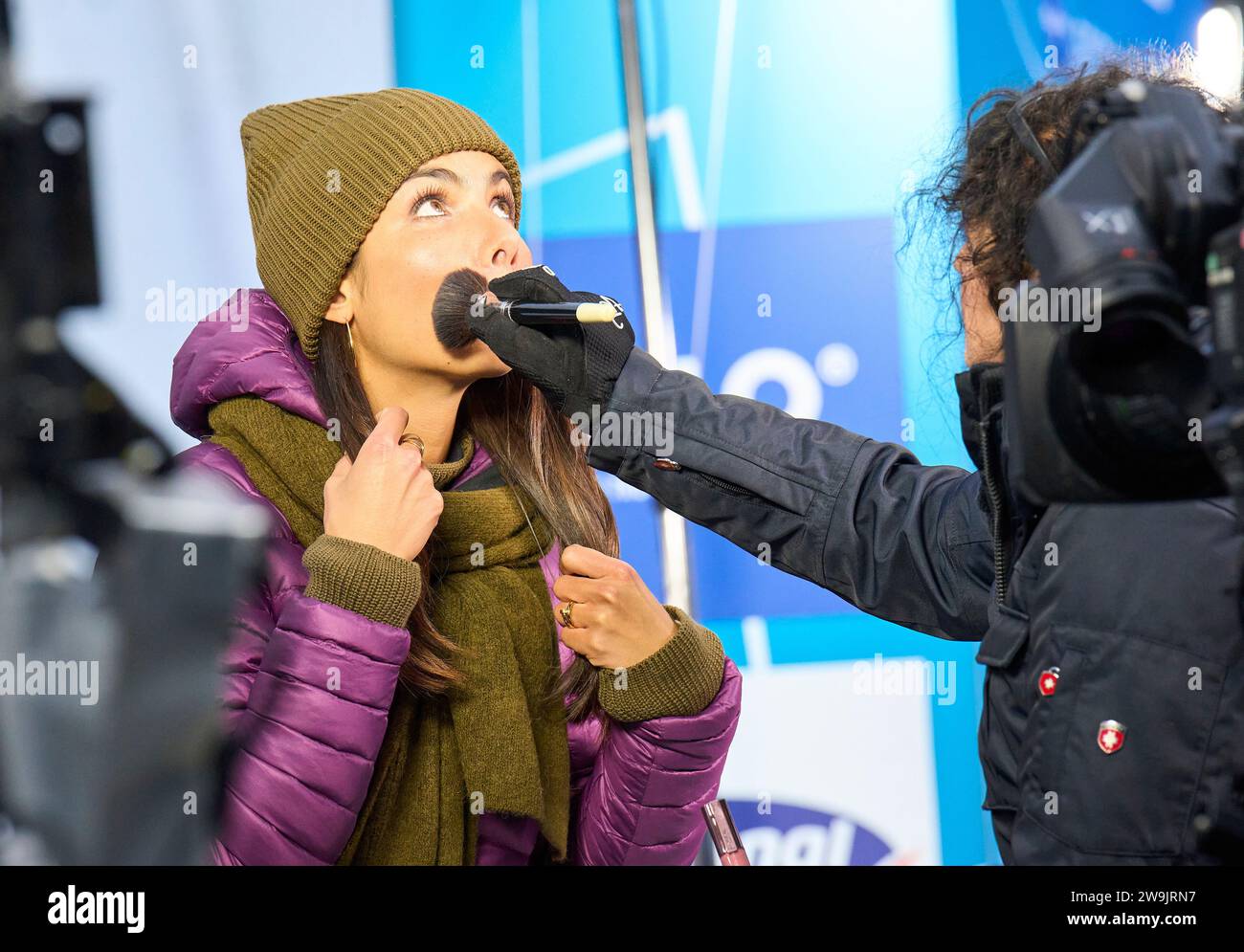 Lea Wagner, Sportmoderatorin ARD Sport Moderatorin, Sportmoderatorin, Journalistin, das erste, Fernsehmoderatorin, TV, auf der 71. Vier-Schanzentournier Skispringen am 28. Dezember 2023 in der Schattenbergschanze ORLEN Arena in Oberstdorf, Bayern, © Peter Schatz / Alamy Live News Stockfoto