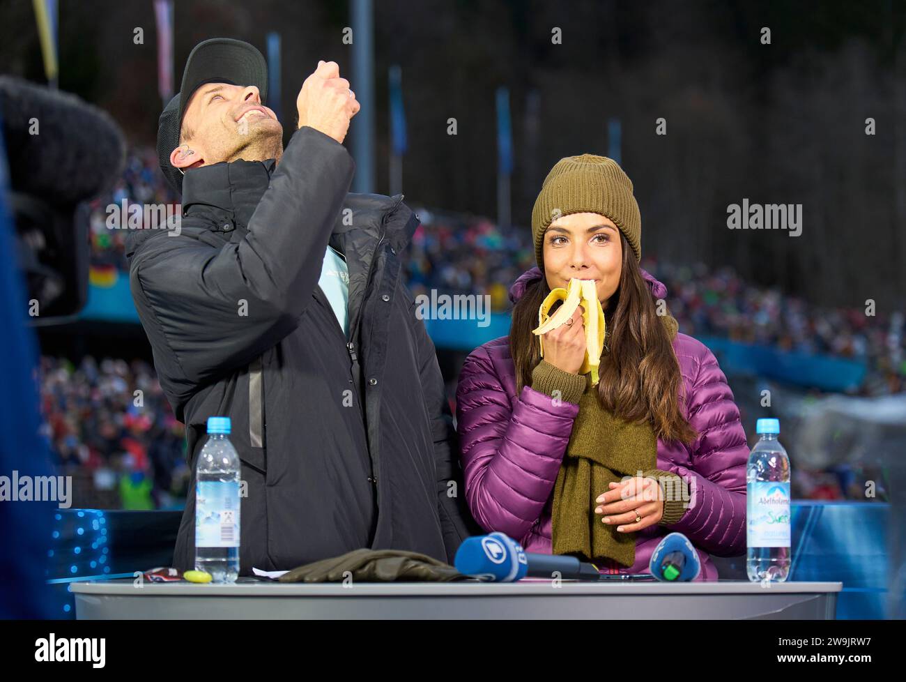 Lea Wagner, Sportmoderatorin ARD Sport Moderatorin, Sven Hannawald, Hanni, ehemaliger Skispringer, jetzt ARD TV Experte auf der 71. Vier-Schanzentournier Skispringen am 28. Dezember 2023 in der Schattenbergschanze ORLEN Arena in Oberstdorf, Bayern, © Peter Schatz / Alamy Live News Stockfoto