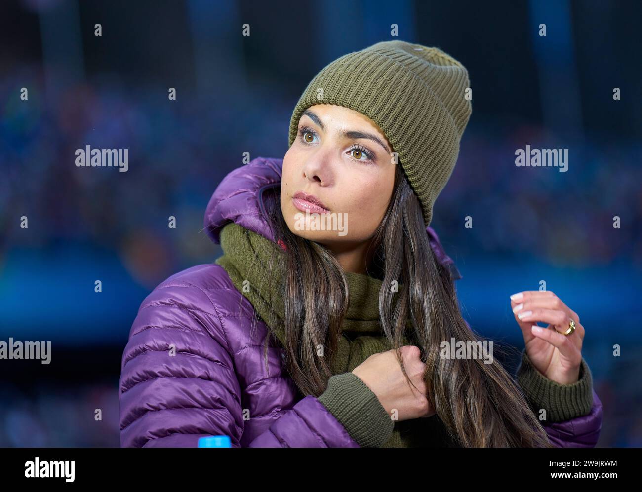 Lea Wagner, Sportmoderatorin ARD Sport Moderatorin, Sportmoderatorin, Journalistin, das erste, Fernsehmoderatorin, TV, auf der 71. Vier-Schanzentournier Skispringen am 28. Dezember 2023 in der Schattenbergschanze ORLEN Arena in Oberstdorf, Bayern, © Peter Schatz / Alamy Live News Stockfoto