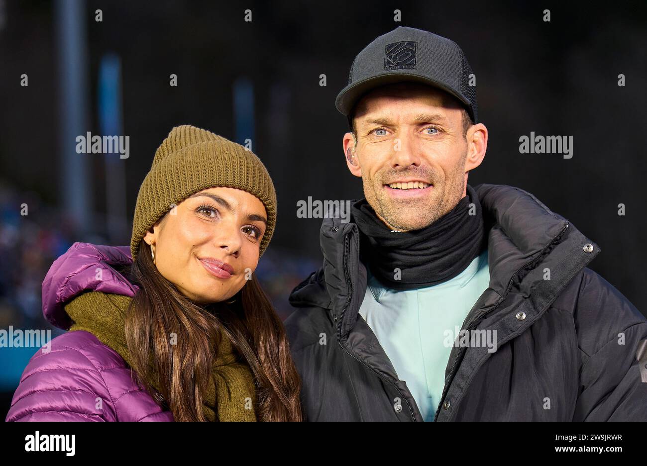 Lea Wagner, Sportmoderatorin ARD Sport Moderatorin, Sven Hannawald, Hanni, ehemaliger Skispringer, jetzt ARD TV Experte auf der 71. Vier-Schanzentournier Skispringen am 28. Dezember 2023 in der Schattenbergschanze ORLEN Arena in Oberstdorf, Bayern, © Peter Schatz / Alamy Live News Stockfoto