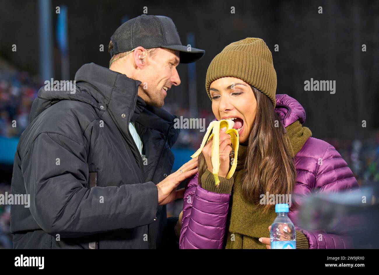 Lea Wagner, Sportmoderatorin ARD Sport Moderatorin, Sven Hannawald, Hanni, ehemaliger Skispringer, jetzt ARD TV Experte auf der 71. Vier-Schanzentournier Skispringen am 28. Dezember 2023 in der Schattenbergschanze ORLEN Arena in Oberstdorf, Bayern, © Peter Schatz / Alamy Live News Stockfoto