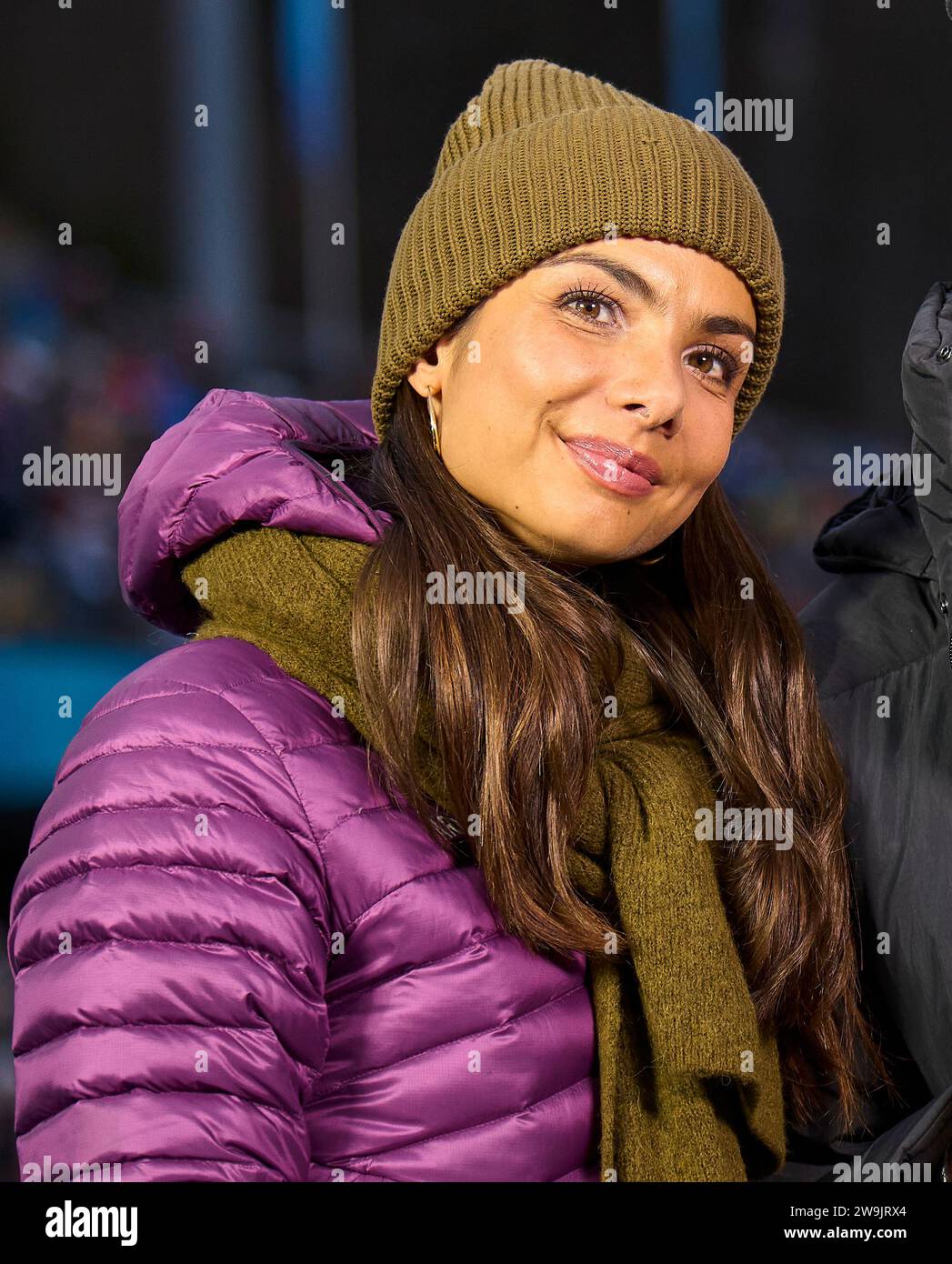 Lea Wagner, Sportmoderatorin ARD Sport Moderatorin, bei der 71. Vier-Schanzentournier Skispringen am 28. Dezember 2023 in der Schattenbergschanze ORLEN Arena in Oberstdorf, Bayern, © Peter Schatz / Alamy Live News Stockfoto