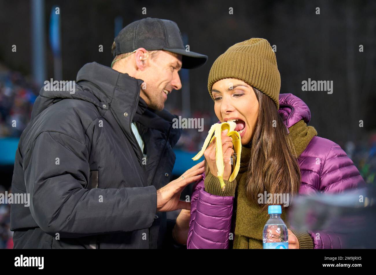 Lea Wagner, Sportmoderatorin ARD Sport Moderatorin, Sven Hannawald, Hanni, ehemaliger Skispringer, jetzt ARD TV Experte auf der 71. Vier-Schanzentournier Skispringen am 28. Dezember 2023 in der Schattenbergschanze ORLEN Arena in Oberstdorf, Bayern, © Peter Schatz / Alamy Live News Stockfoto