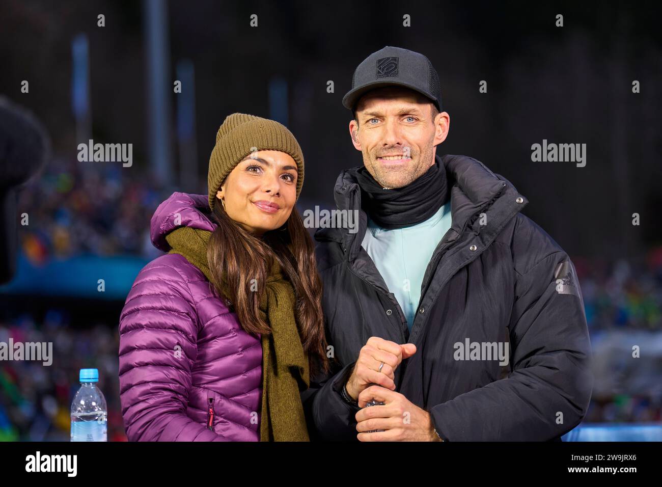 Lea Wagner, Sportmoderatorin ARD Sport Moderatorin, Sven Hannawald, Hanni, ehemaliger Skispringer, jetzt ARD TV Experte auf der 71. Vier-Schanzentournier Skispringen am 28. Dezember 2023 in der Schattenbergschanze ORLEN Arena in Oberstdorf, Bayern, © Peter Schatz / Alamy Live News Stockfoto