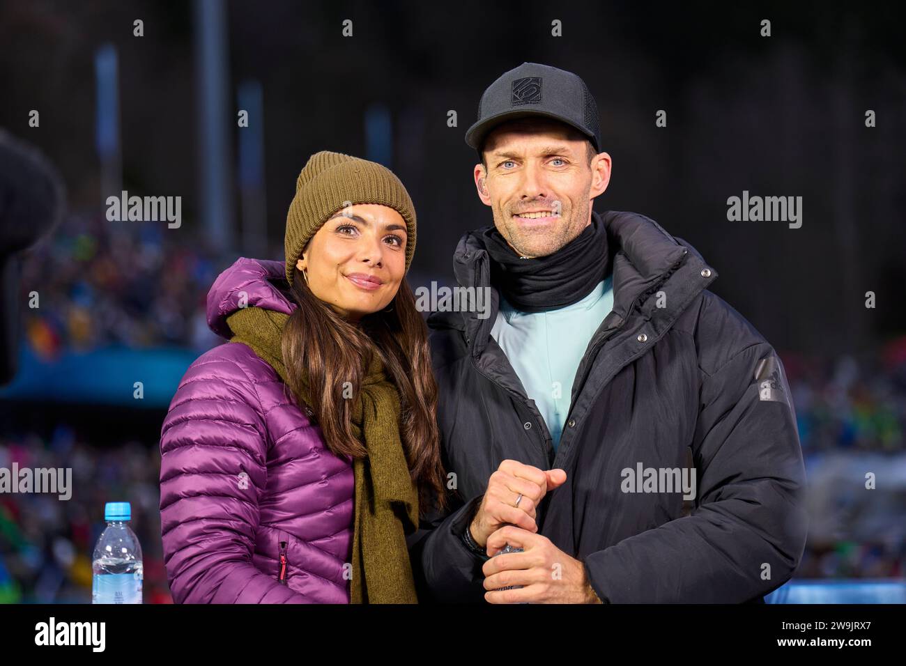 Lea Wagner, Sportmoderatorin ARD Sport Moderatorin, Sven Hannawald, Hanni, ehemaliger Skispringer, jetzt ARD TV Experte auf der 71. Vier-Schanzentournier Skispringen am 28. Dezember 2023 in der Schattenbergschanze ORLEN Arena in Oberstdorf, Bayern, © Peter Schatz / Alamy Live News Stockfoto