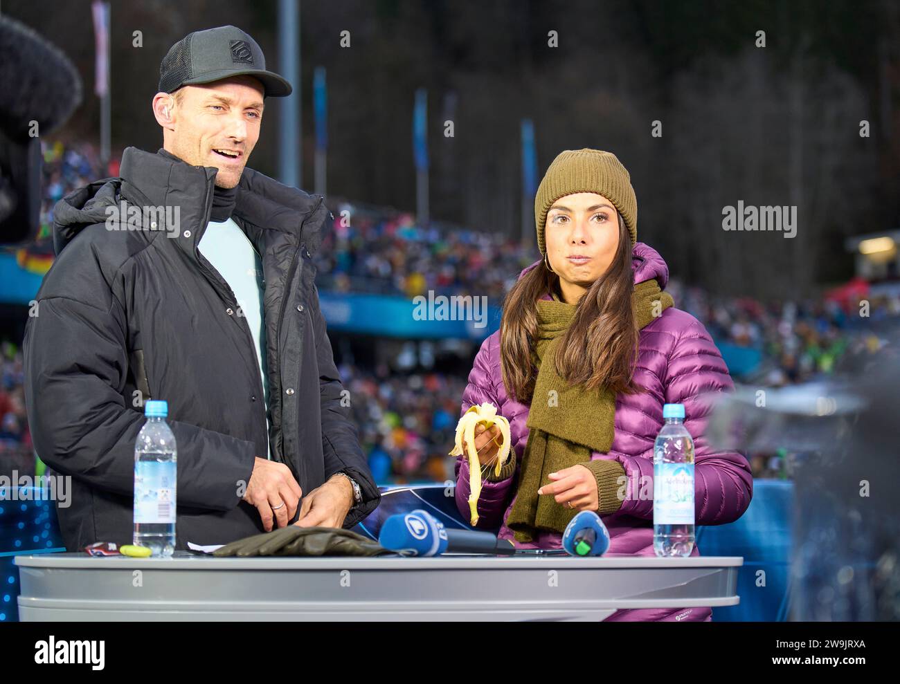 Lea Wagner, Sportmoderatorin ARD Sport Moderatorin, Sven Hannawald, Hanni, ehemaliger Skispringer, jetzt ARD TV Experte auf der 71. Vier-Schanzentournier Skispringen am 28. Dezember 2023 in der Schattenbergschanze ORLEN Arena in Oberstdorf, Bayern, © Peter Schatz / Alamy Live News Stockfoto