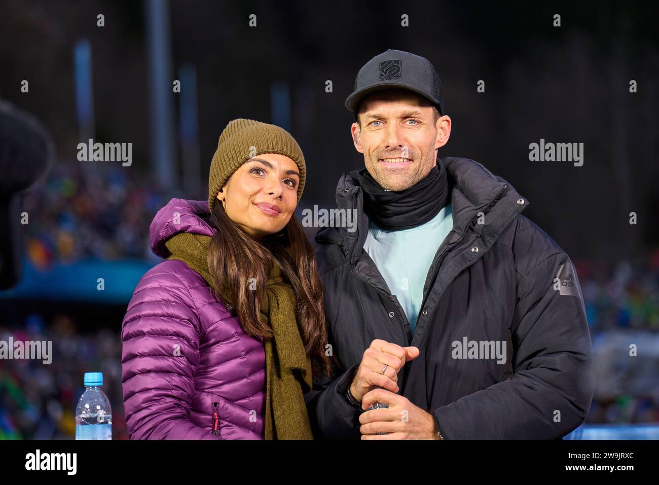Lea Wagner, Sportmoderatorin ARD Sport Moderatorin, Sven Hannawald, Hanni, ehemaliger Skispringer, jetzt ARD TV Experte auf der 71. Vier-Schanzentournier Skispringen am 28. Dezember 2023 in der Schattenbergschanze ORLEN Arena in Oberstdorf, Bayern, © Peter Schatz / Alamy Live News Stockfoto