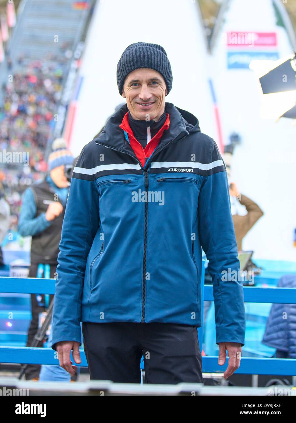Martin Schmitt, ehemaliger Skispringer, jetzt ARD-TV-Experte Eurosport auf der 71. Vier-Schanzentournier Skispringen am 28. Dezember 2023 in der Schattenbergschanze ORLEN Arena in Oberstdorf, Bayern, © Peter Schatz / Alamy Live News Stockfoto