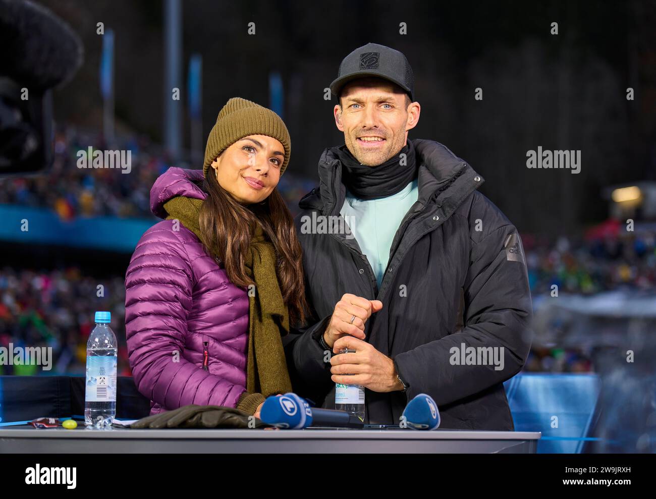 Lea Wagner, Sportmoderatorin ARD Sport Moderatorin, Sven Hannawald, Hanni, ehemaliger Skispringer, jetzt ARD TV Experte auf der 71. Vier-Schanzentournier Skispringen am 28. Dezember 2023 in der Schattenbergschanze ORLEN Arena in Oberstdorf, Bayern, © Peter Schatz / Alamy Live News Stockfoto