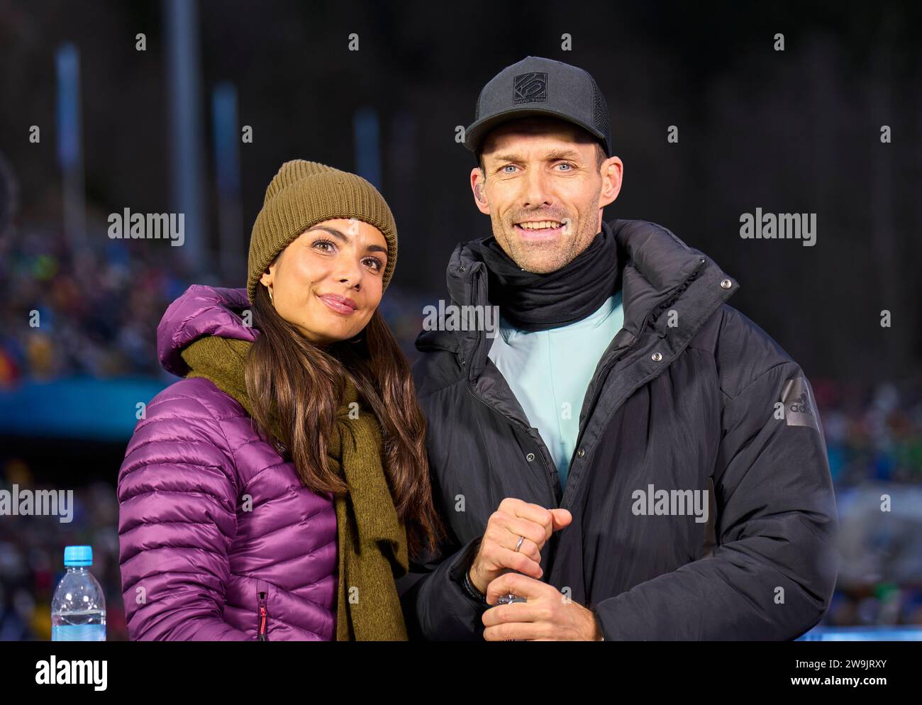 Lea Wagner, Sportmoderatorin ARD Sport Moderatorin, Sven Hannawald, Hanni, ehemaliger Skispringer, jetzt ARD TV Experte auf der 71. Vier-Schanzentournier Skispringen am 28. Dezember 2023 in der Schattenbergschanze ORLEN Arena in Oberstdorf, Bayern, © Peter Schatz / Alamy Live News Stockfoto