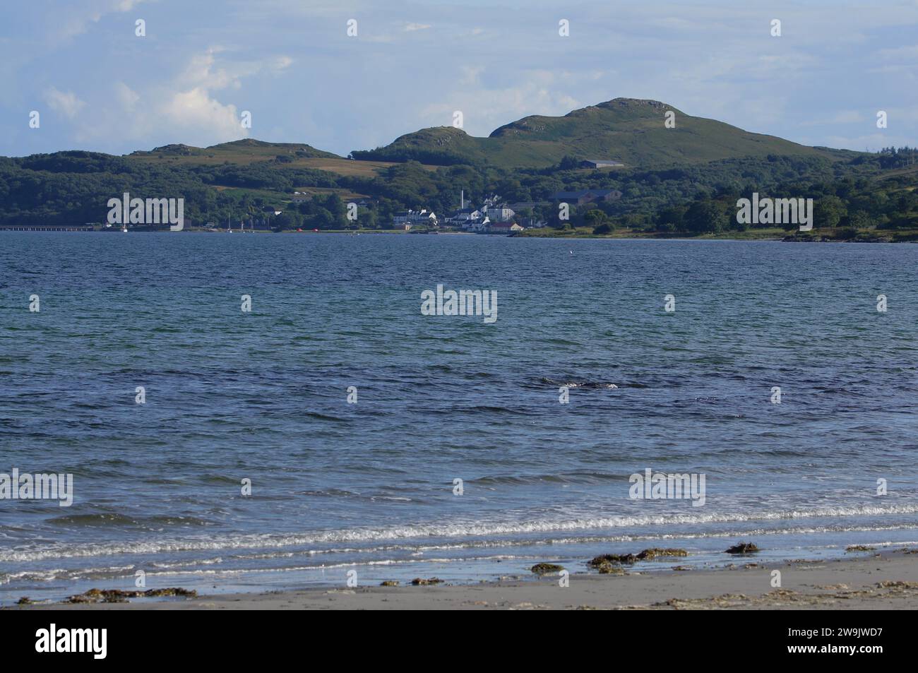 Das Dorf Craighouse und die Paps of Jura, isle of Jura, Schottland, Großbritannien Stockfoto