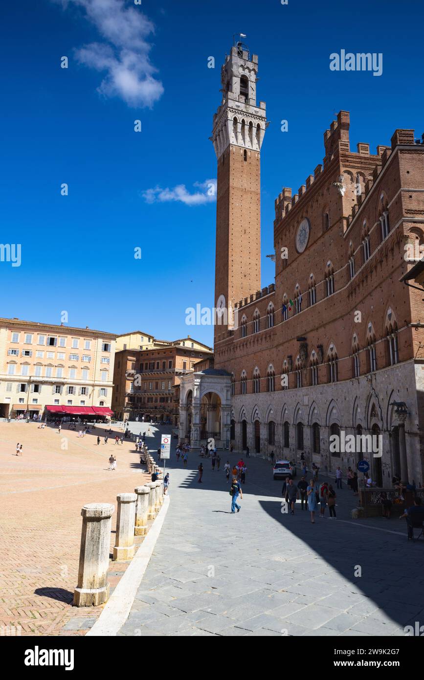 Siena, Italien - 10. August 2023: Glockenturm des Palazzo Pubblico in Siena, Italien Stockfoto