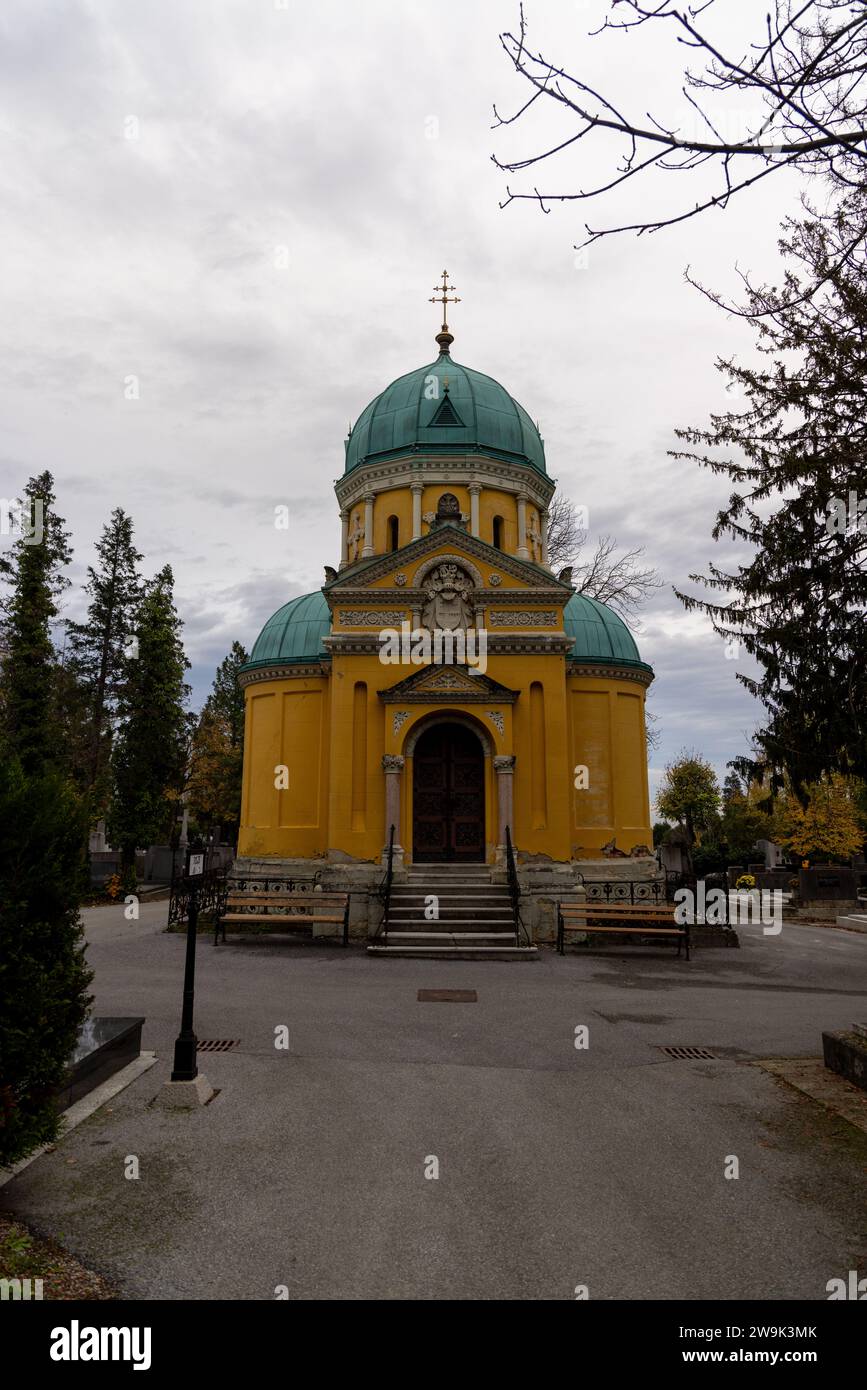 Das gelbe Gebäude der orthodoxen Kapelle der heiligen Apostel Peter und Paul auf dem Mirogoj Friedhof in Zagreb, Kroatien Stockfoto