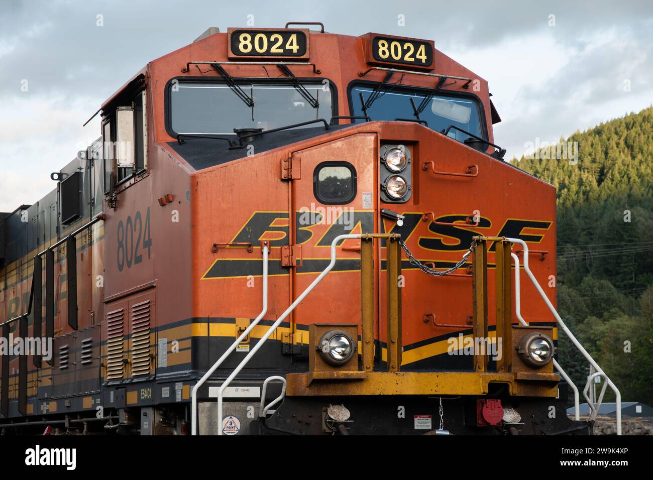 Skykomish, WA, USA - 18. September 2023; Großaufnahme der Fahrerhausnase der Güterlokomotive BNSF ES44C4 Stockfoto