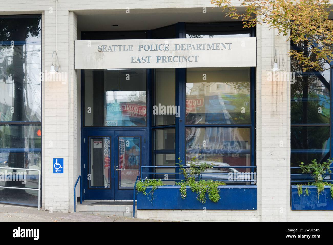 Seattle - 17. September 2023; Gebäude des East Precinct des Seattle Police Department mit Schild Stockfoto